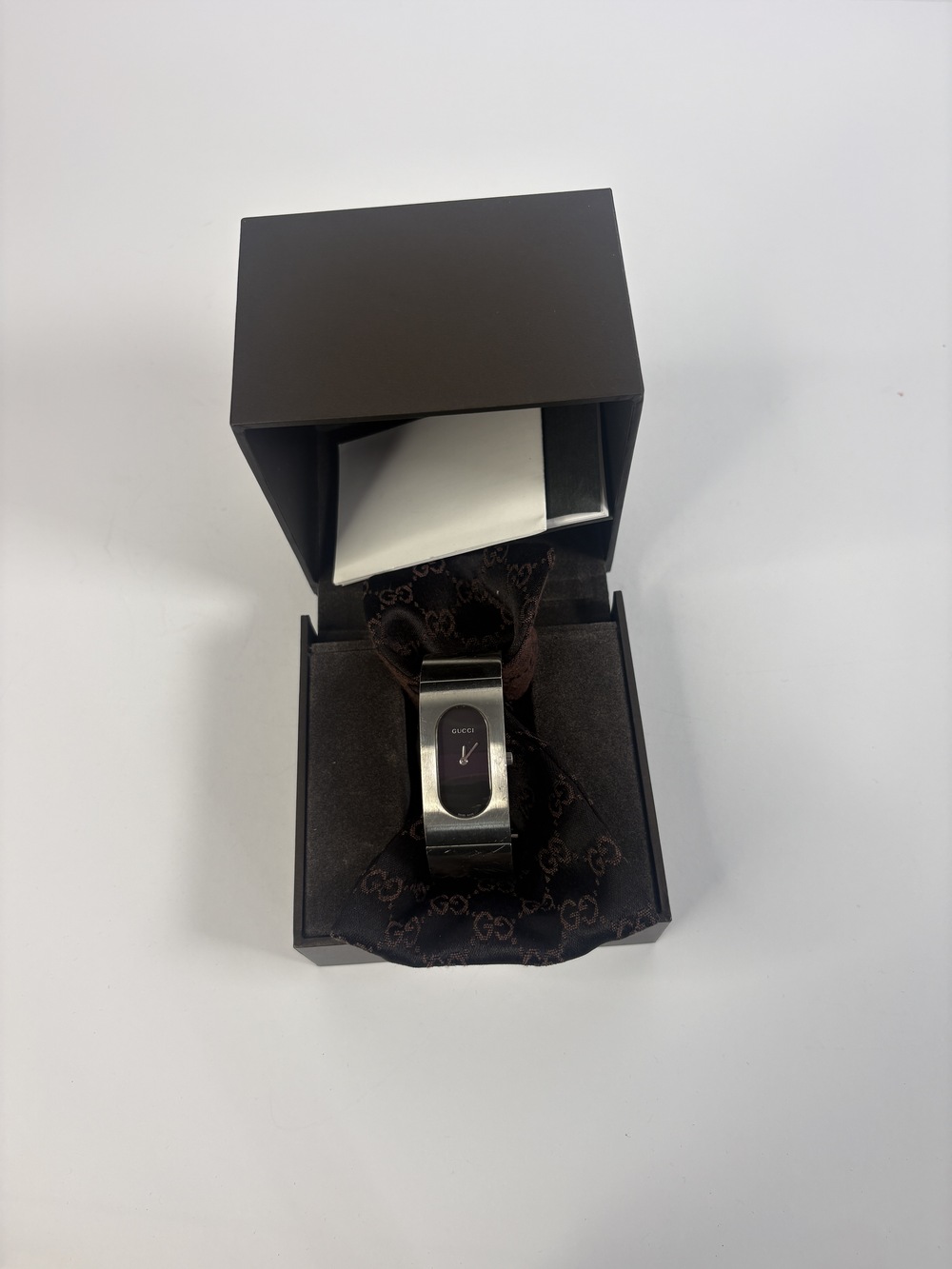 PF-1032 Vintage Gucci Watch, Silver Stainless Steel 2400L Dial Bangle